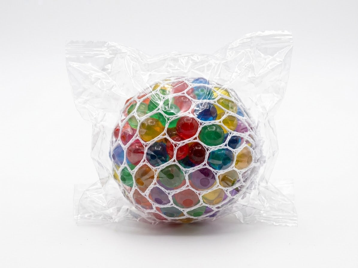 Pelota squishy de malla con bolitas de gel de colores