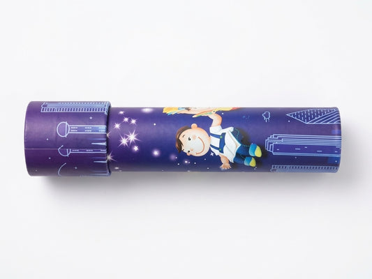 Caleidoscopio morado con niño y ciudad