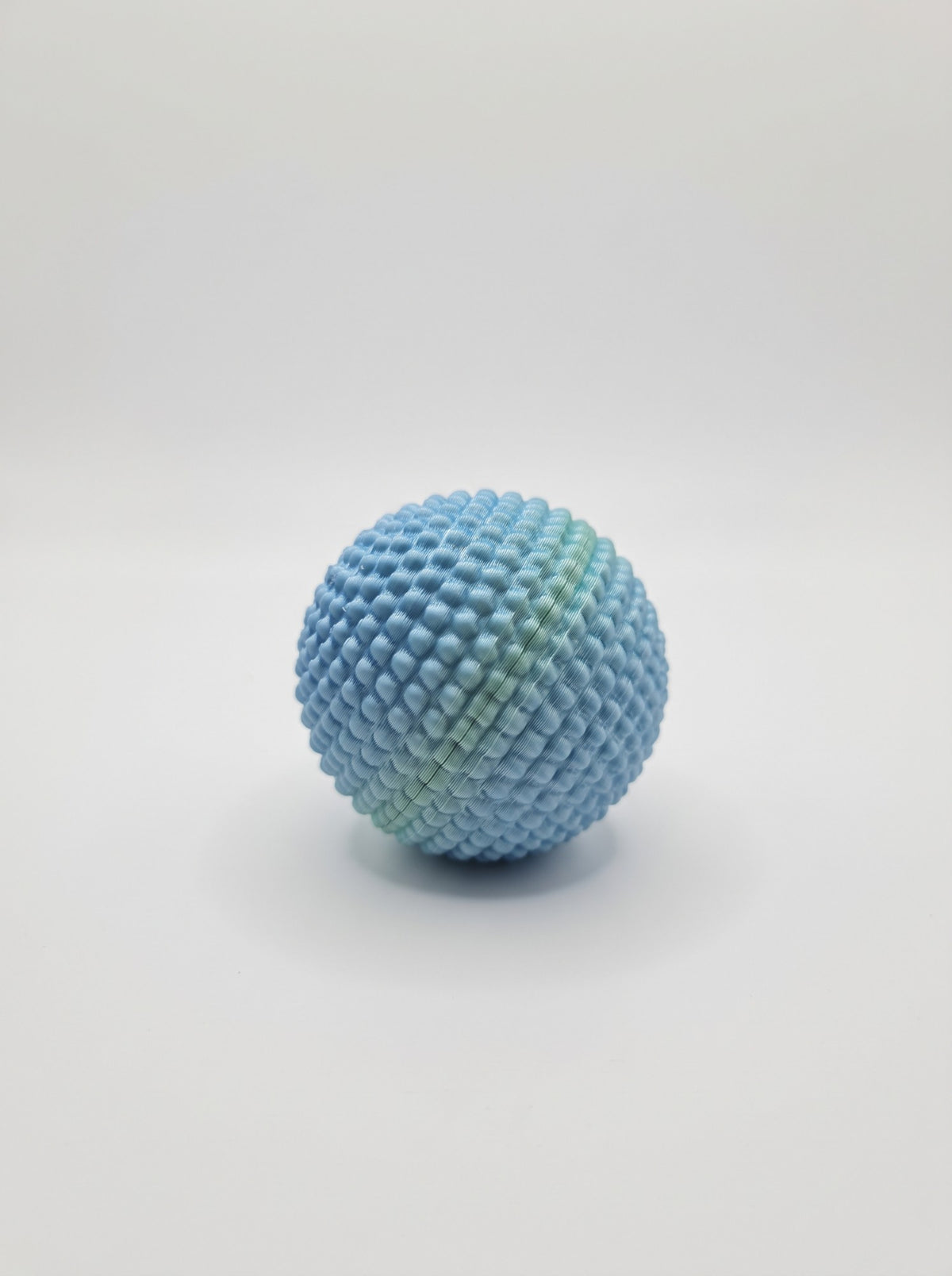 Esfera sensorial 3D con relieve celeste y verde