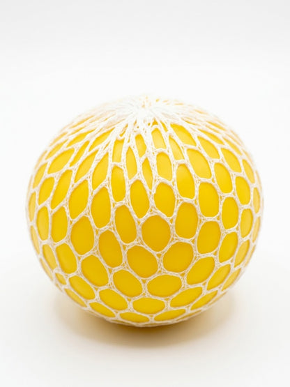 Pelota squishy de malla amarilla