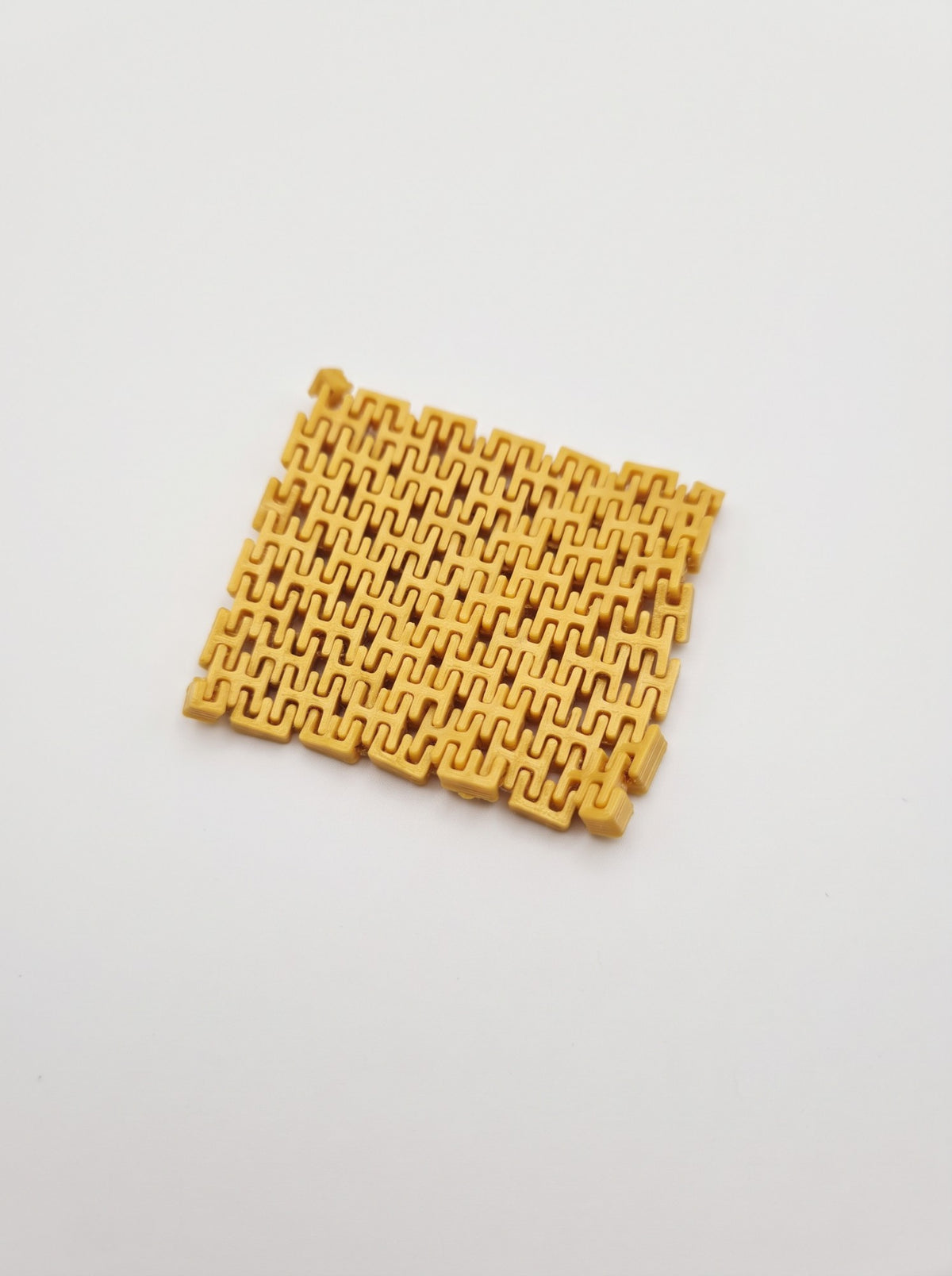 Malla flexible 3D dorada de eslabones articulados