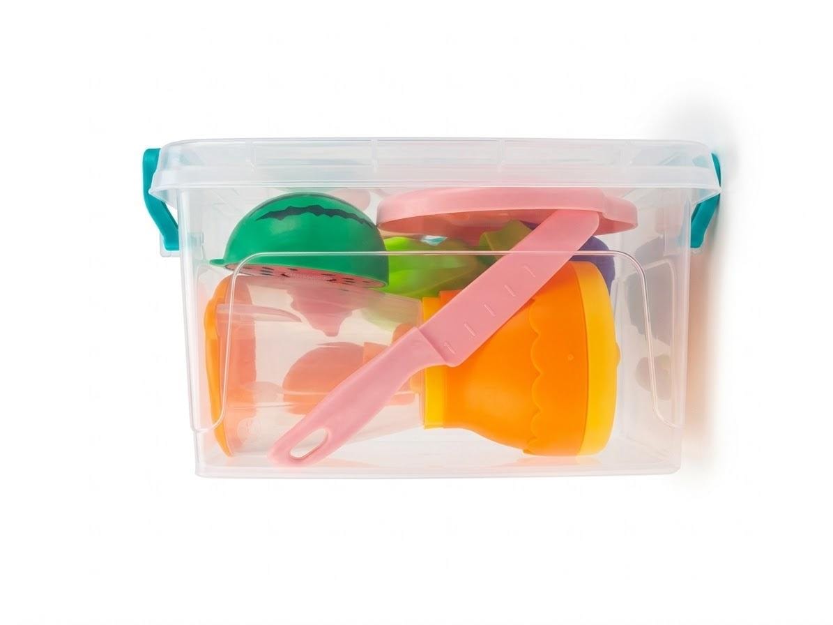 Contenedor con frutas, tabla y cuchillo de juguete